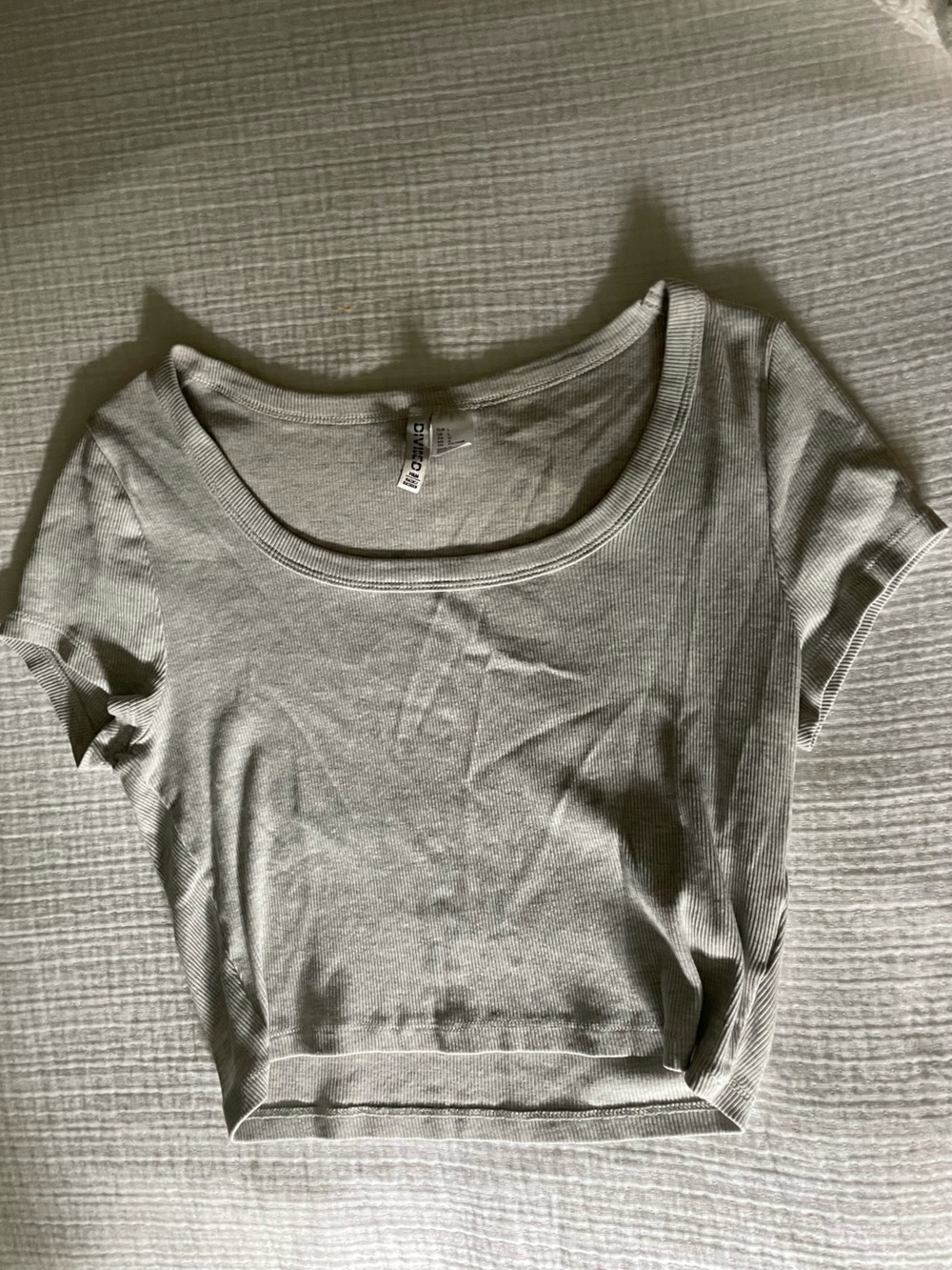 H&M Light Gray Ribbed Scoop Neck Short Sleeve Top